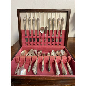 Vintage Crown Silverplate Flatware Set 50 Pc Fan Floral Shell Pattern w/ Chest